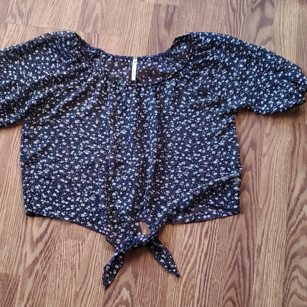 Benefit blouse ties fron shortelasticsleeve flower